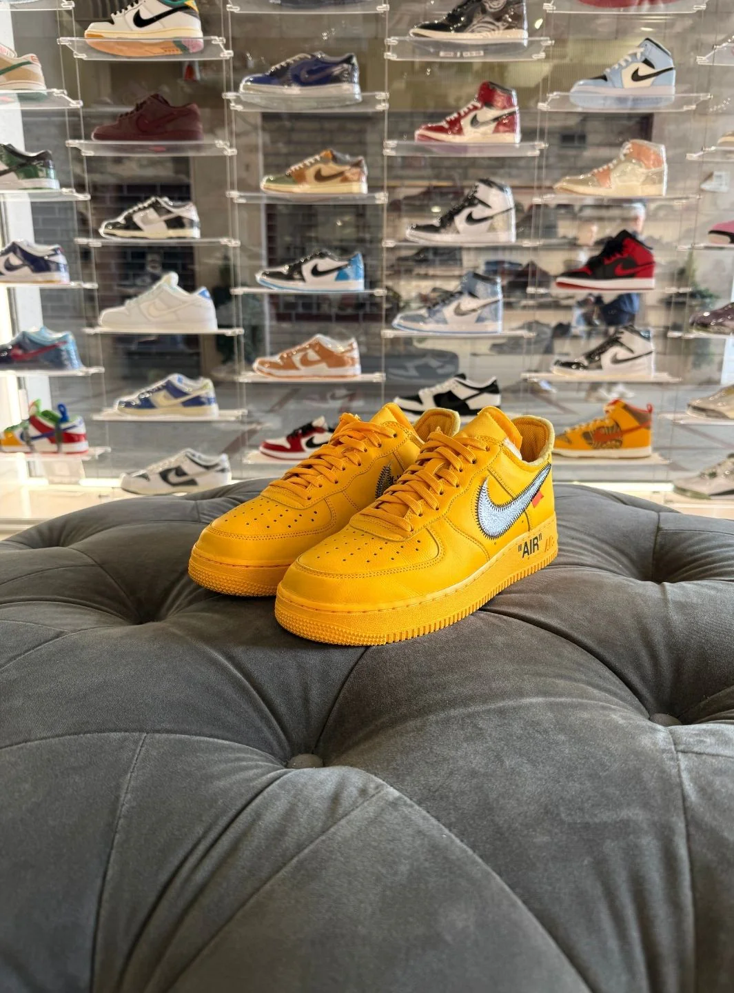 Nike Air Force 1 Low Off-White ICA University Gold - Usato 9.5/10 - Image 3